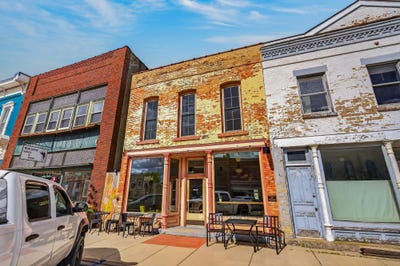 /international/us/10-brodhead-st-street-mazomanie-wi-110108364953/