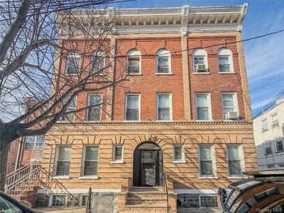 /international/us/22-14-120th-street-college-point-ny-110106679963/