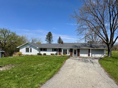 /international/us/2301-greenbriar-lane-lindenhurst-il-110098989749/