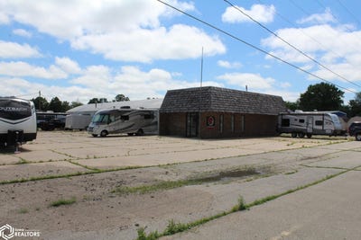 /international/us/320-division-street-garner-ia-110100687407/
