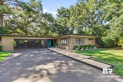 /international/us/108-hospital-drive-fairhope-al-110110276141/
