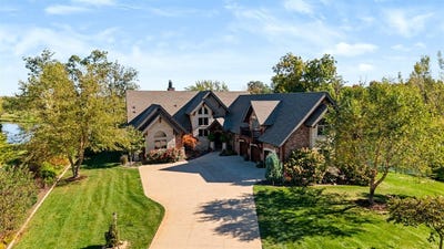 /international/us/19749-josarah-court-bloomington-il-110120663449/