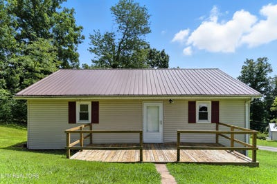 /international/us/128-barnes-lane-strawberry-plains-tn-110109394672/