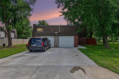 /international/us/3729-brush-creek-drive-lawrence-ks-110108914675/