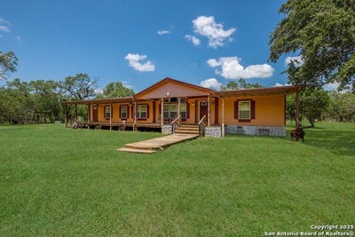 /international/us/1075-quail-run-lytle-tx-110098195375/