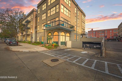 /international/us/201-settlers-trace-boulevard-lafayette-la-110120759835/