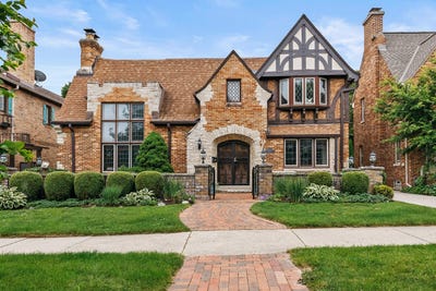 /international/us/5079-n-lake-dr-whitefish-bay-wi-110109138997/