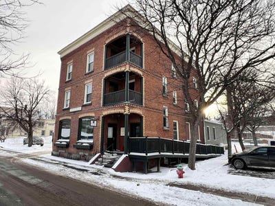 /international/us/42-central-street-newport-city-vt-110107056802/