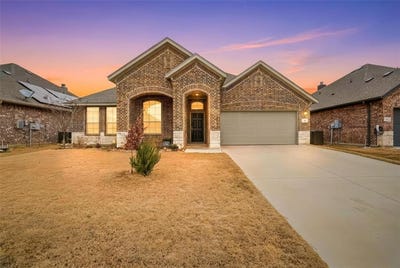/international/us/136-colonial-drive-joshua-tx-110106306817/