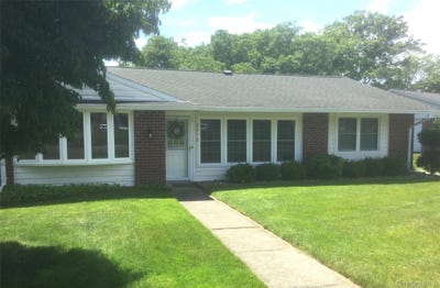/international/us/207-woodbridge-drive-ridge-ny-110106479633/