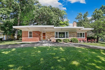 /international/us/7300-w-108th-place-worth-il-110108495904/