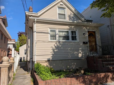 /international/us/18-41-124th-street-college-point-ny-110107826457/