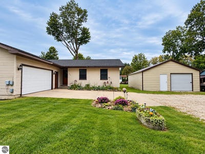 /international/us/405-pine-street-luther-mi-110110241548/