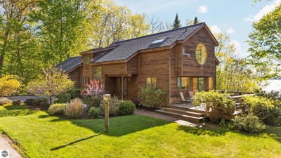 /international/us/9393-lou-len-lane-traverse-city-mi-110108226362/