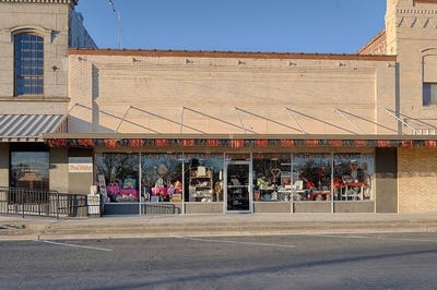 /international/us/520-n-main-st-schulenburg-tx-110105636008/