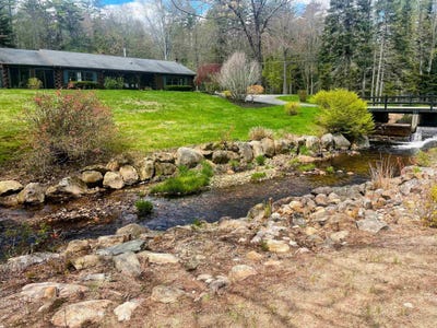 /international/us/27-evergreen-valley-road-milton-nh-110104295911/