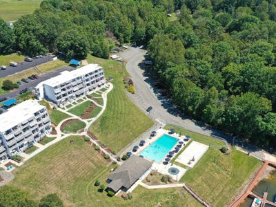 /international/us/1085-bluewater-dr-moneta-va-110108753073/