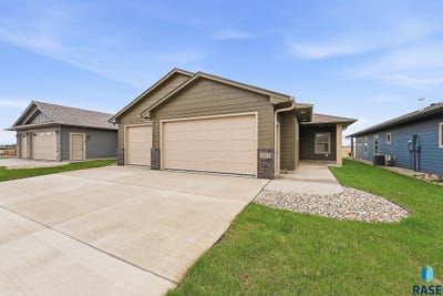 /international/us/2413-e-brek-st-brandon-sd-110106840631/