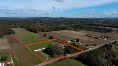 /international/us/16466-almira-road-lake-ann-mi-110120064086/