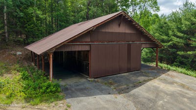 /international/us/704-landon-hill-road-chestertown-ny-110108936454/