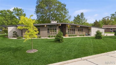 /international/us/605-dolphin-drive-w-highland-il-110107700854/