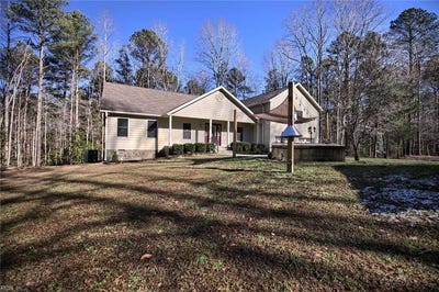 /international/us/7056-hunters-pointe-drive-gloucester-va-110105088096/