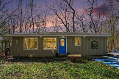 /international/us/2424-cardinal-lane-holland-mi-110107755520/