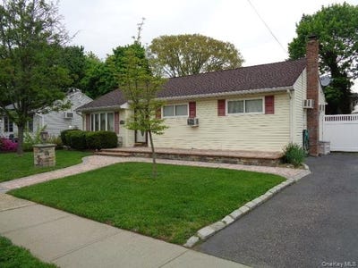 /international/us/1431-lombardy-boulevard-bay-shore-ny-110108061425/
