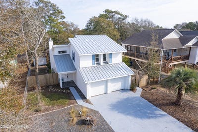 /international/us/110-ne-29th-street-oak-island-nc-110097238250/