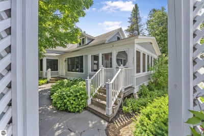 /international/us/220-e-pearl-street-leland-mi-110100869149/
