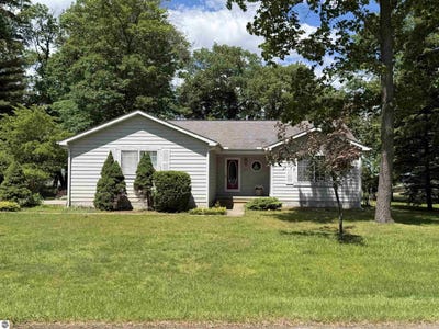/international/us/441-lakewood-drive-east-tawas-mi-110106156042/