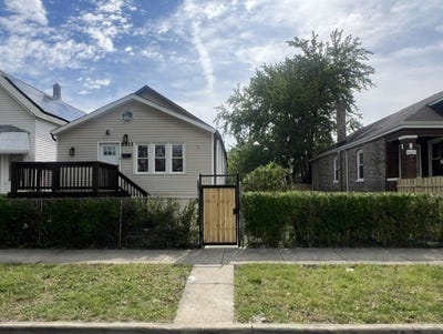 /international/us/8423-s-carpenter-street-chicago-il-110120153463/