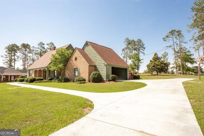 /international/us/220-lakeshore-drive-alma-ga-110108881086/