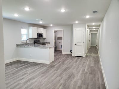 /international/us/608-e-3rd-street-bonham-tx-110107994597/