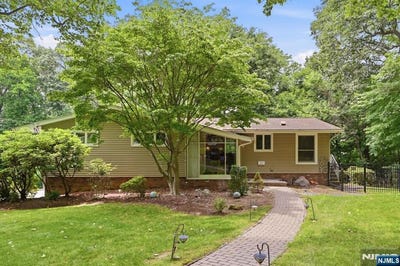 /international/us/23-cressfield-court-woodcliff-lake-nj-110109038783/