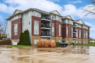 /international/us/1092-walnut-ave-riverside-ia-110106975820/