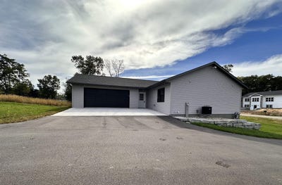 /international/us/328-brooke-circle-montello-wi-110110274602/