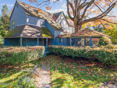 /international/us/146-caroline-street-saratoga-springs-ny-110120580984/