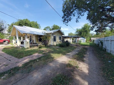 /international/us/208-w-houston-st-menard-tx-110102422396/