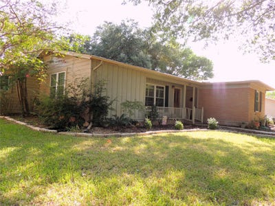 /international/us/133-hillcrest-dr-luling-tx-110105981865/