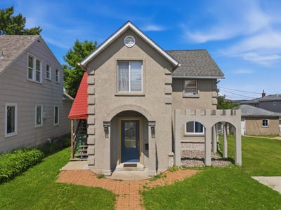 /international/us/119-main-street-e-wabasha-mn-110108533596/