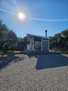 /international/us/725-county-road-266-bertram-tx-110103417418/