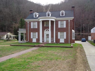 /international/us/951-riverside-drive-welch-wv-110104572038/
