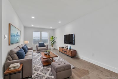 /international/us/74-broadway-freeport-ny-110105279440/