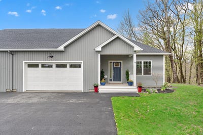 /international/us/7-river-oaks-way-falmouth-me-110107951469/