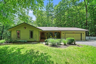 /international/us/15283-prairie-road-three-oaks-mi-110108750221/
