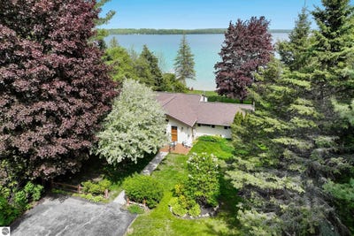 /international/us/9882-elk-lake-trail-williamsburg-mi-110099874972/