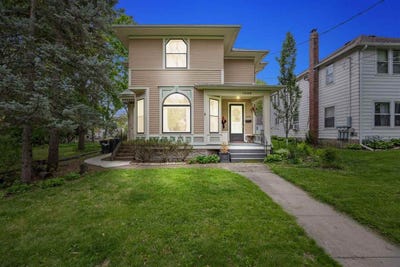 /international/us/1039-e-college-st-iowacity-ia-110107750768/
