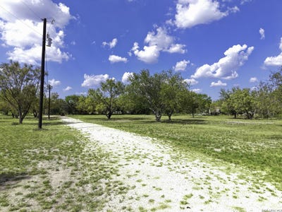 /international/us/hwy-55-pvt-uvalde-tx-110110317626/