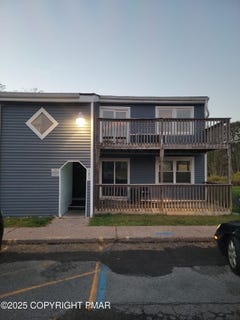/international/us/151-snowshoe-court-mount-pocono-pa-110102470271/